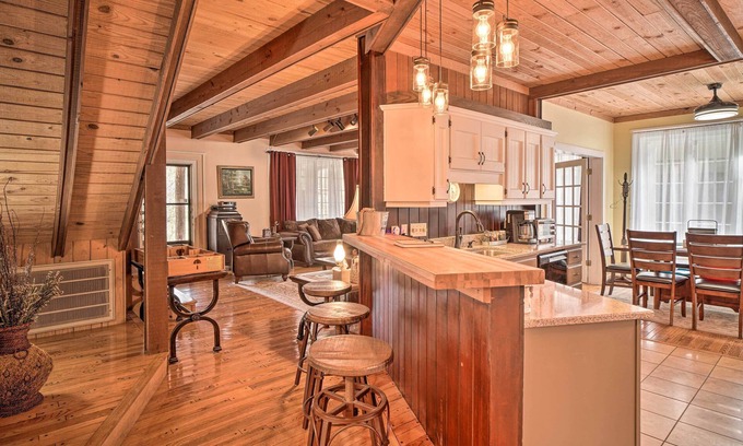 Carson Springs Cabina | Tranquil Smoky Mountain Cabin w/ Porch & Fire Pit
