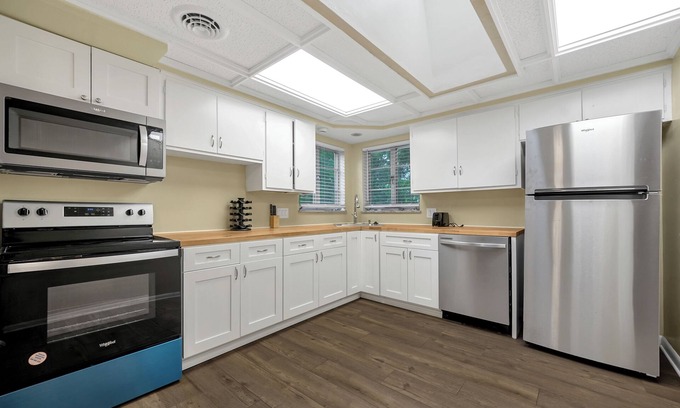 Gahanna Casa | Tranquil Stay in Columbus Ohio. Buzzing restaurant Plaza, EV Charger, 3 bedroom