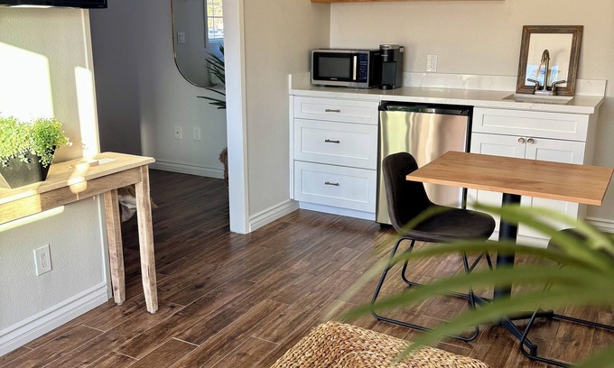 Thousand Oaks Apartamento | Tranquil studio, private entrance, patio, Tesla charger, central Thousand Oaks