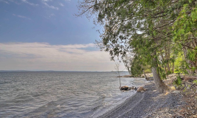 North Hero Apartamento | ¡Estudio tranquilo con playa privada en el lago Champlain!