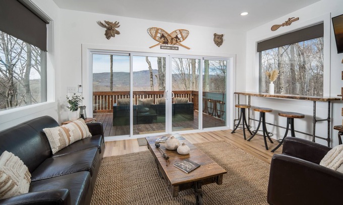Banner Elk Cabaña | Tranquil & Stylish ~ Near Skiing ~ Hot Tub ~ Views