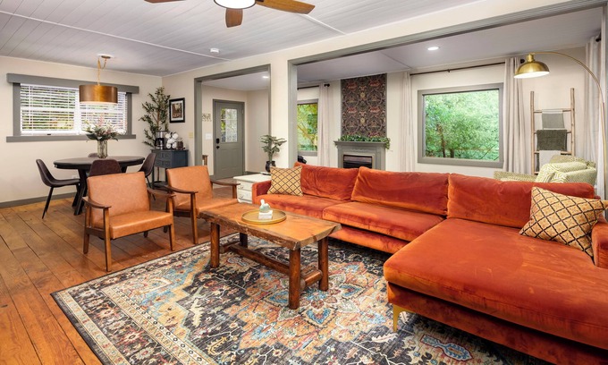 Dahlonega Cabina | Tranquil & Stylish: Wineries, Hiking, 5min to Town, Hot Tub, Firepit, King bed