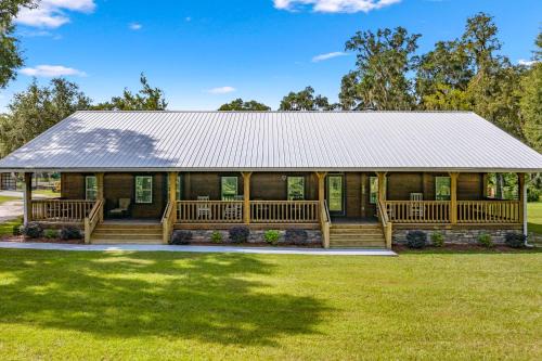 Williston Casa | Tranquil Suite with Porch Less Than 2 Mi to Cedar Lakes!