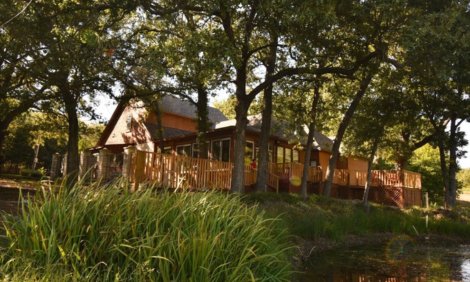 Kingston Casa | Tranquil Texoma Lake House w/ private lake on .5 acres & steps from Lake Texoma