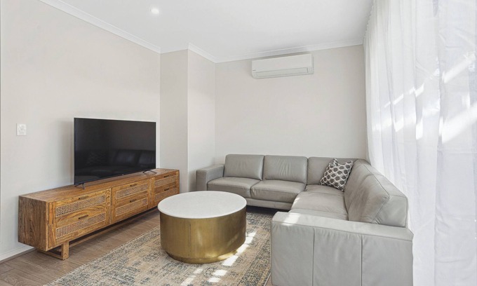 Bassendean Condominio | Aislado Retiro Condo con gran balcón. Wifi gratuito + estacionamiento