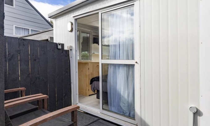 Mount Roskill Cabina | Tranquil Urban Cabin: Serene Getaway with Bbq