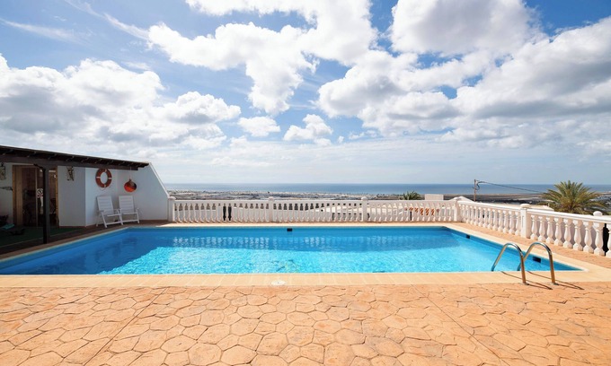 Guime Casa | Tranquila Villa Calera 2 con piscina compartida, vista al mar, terraza y Wi-Fi