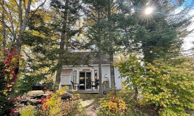 Whitefield Casa | Tranquil Waterfront Cottage on Private Pond