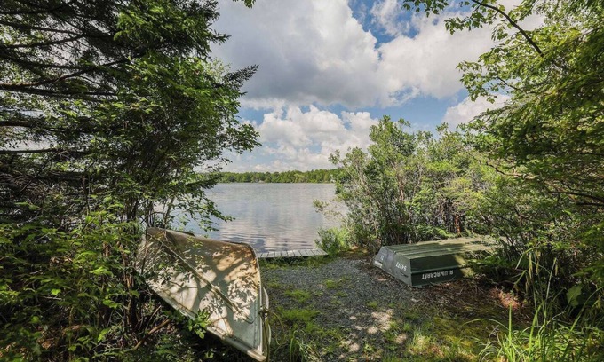 Pocono Summit Casa | Tranquil Waters – Kayaks Firepit Lakefront