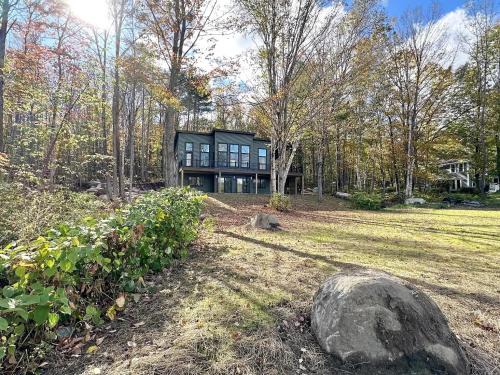 Dryden Casa | Tranquil Waters - Modern Lakefront Haven with Hot Tub - Explore, Relax, and Recharge! Close to UMF!