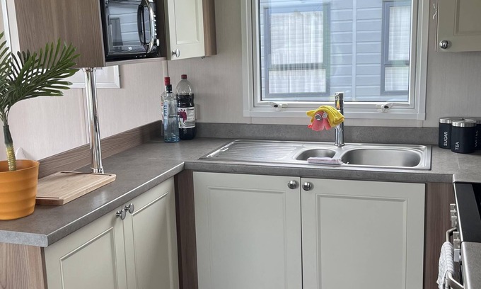 Winestead Cabina | Tranquil Waterside Lodge in Tunstall