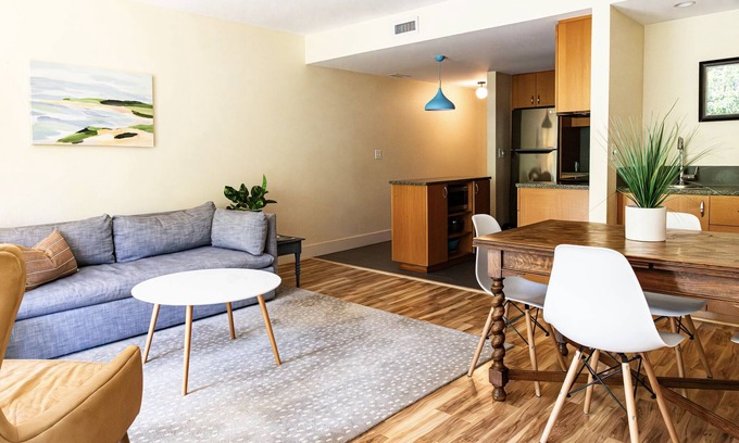 Bouvet Island Condominio | Tranquil Waterside Living: Dream Condo on the Lake!