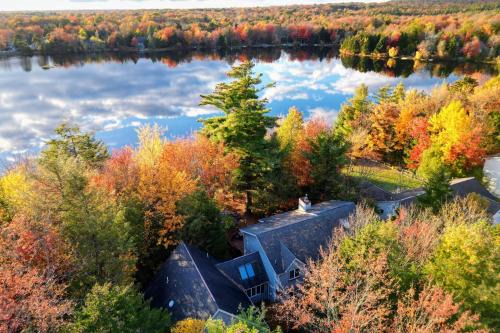 Pocono Summit Casa | Tranquil Waterside by AvantStay Lakefront Dock Game Room Views