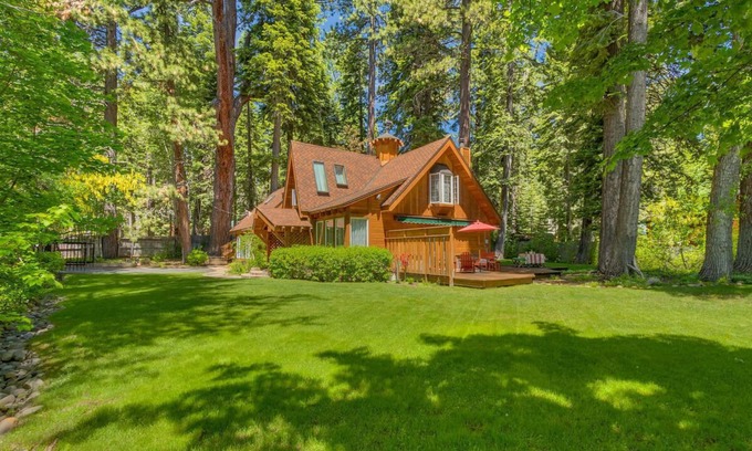 Tahoe Pines Casa | Retiro tranquilo de la costa oeste. Tahoe Pines HOA muelle y playa. Pet OK!