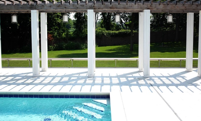 Shelter Island Casa | Base de tranquilidad; Arquitecto renovado, moderno de mediados de siglo con piscina climatizada