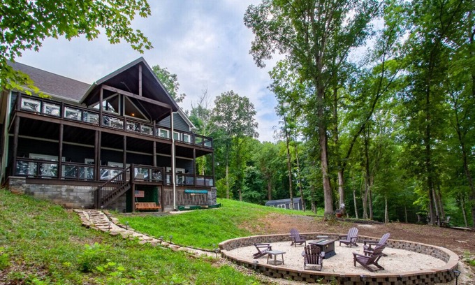 Sevierville Casa | Tranquility Paradise - River View & Hot Tub!