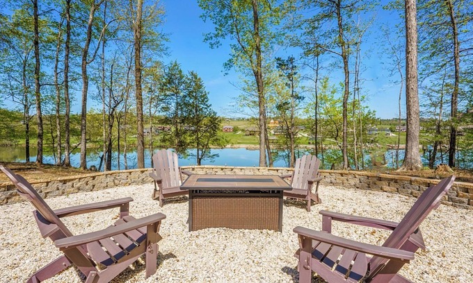 Sevierville Cabina | Tranquility Paradise - A relaxing lakeside retreat!