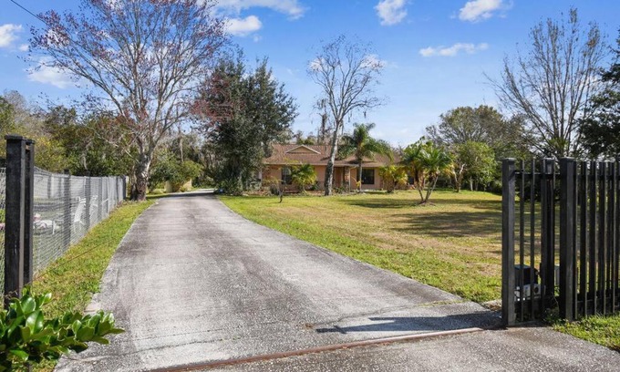 Kissimmee Casa | TRANQUILITY! PRIVATE Gated Estate! Boats, RVs OK! Has Separate Apt, Fishing, Hiking, LOW Rates!