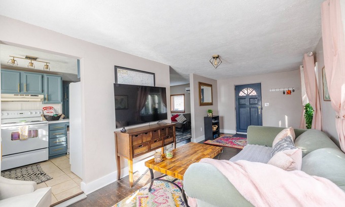 Woodfin Apartamento | Tranquility Suite with Porch! Pet- Friendly!
