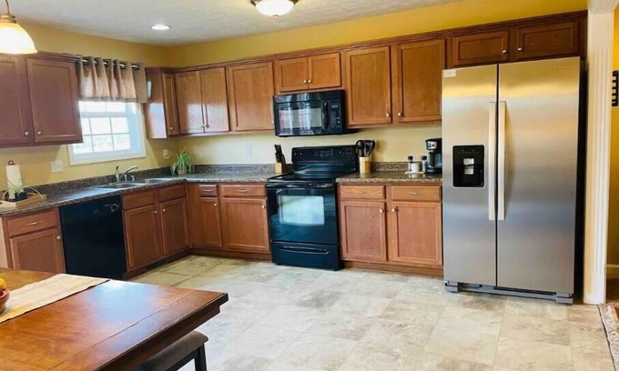 Vine Grove Casa | Tranquility @ Twin Lakes ~ Minutes to Knox! 3 Bedroom/2 Bath, 3 TVs
