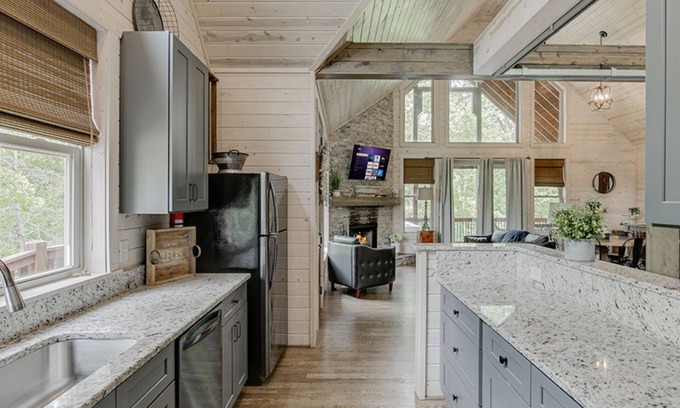 Cleveland Cabina | Tranquility Two- The Perfect Family Cabin, Shuffleboard y Ping Pong Table.
