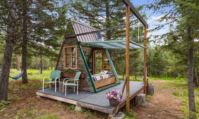Greenough Cabina | Transforming, Pet-friendly A-frame Cabin + Hot Tub near Missoula, Montana