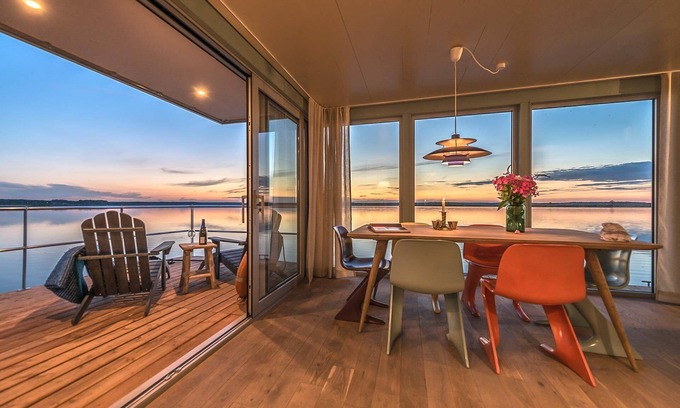 Uecker-Randow Alquiler De Eote | TraumHaff Dreamy houseboat La Pèniche II, diseño báltico con sauna