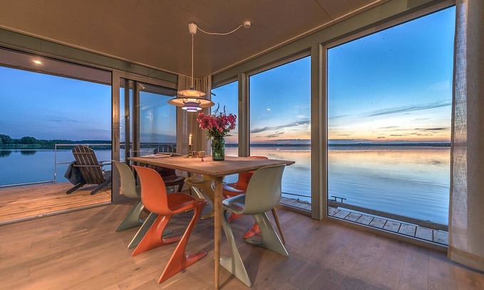 Uecker-Randow Alquiler De Eote | traumHaff houseboat La Péniche / Mar Báltico - diseño, puesta de sol y sauna a bordo