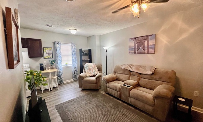 Richmond Apartamento | Travelers Cove upstairs 1-bedroom apartment Richmond near EKU with WiFi, AC
