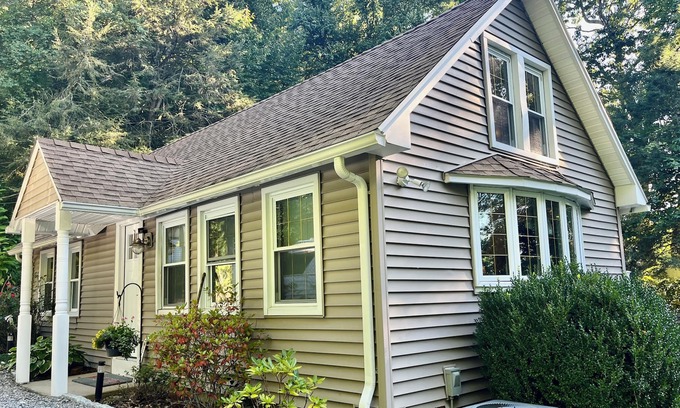 South Britain Casa | Traveler’s Dream On Bike Path! Close to Highway, Hospitals, and Schools.