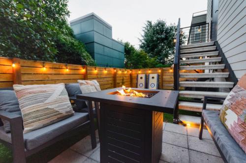 East Queen Anne Casa | Travelers Dream, Walk to Space Needle, Parking, Backyard