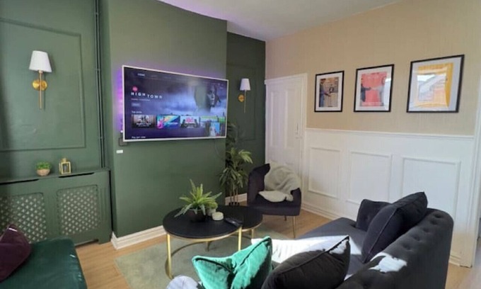 Cradley Casa | Travellers Choice! 3Bed Home SmartTv Gated Parking
