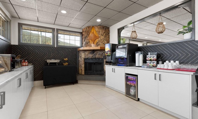 Blairmore Hotel | Travelodge by Wyndham Blairmore