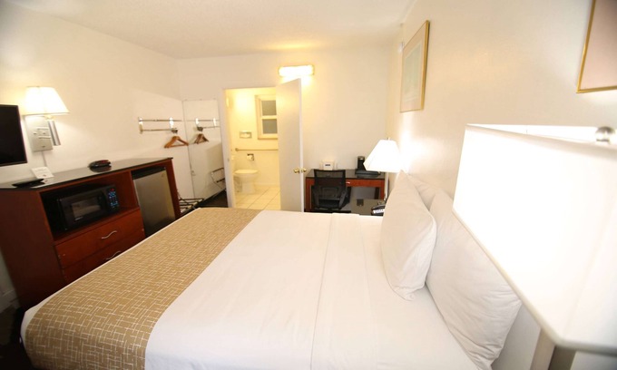 Magnolia Park Hotel | Travelodge by Wyndham Burbank-Glendale