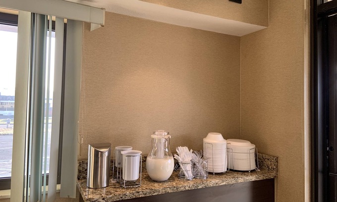 Holland Hotel | Travelodge by Wyndham Holland/Toledo