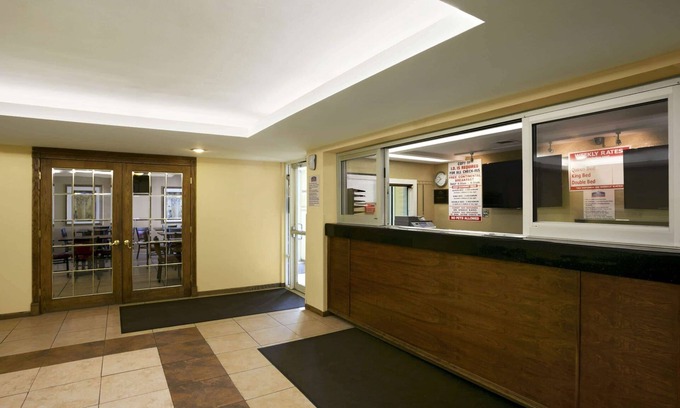 Lansing Hotel | Travelodge by Wyndham Lansing IL