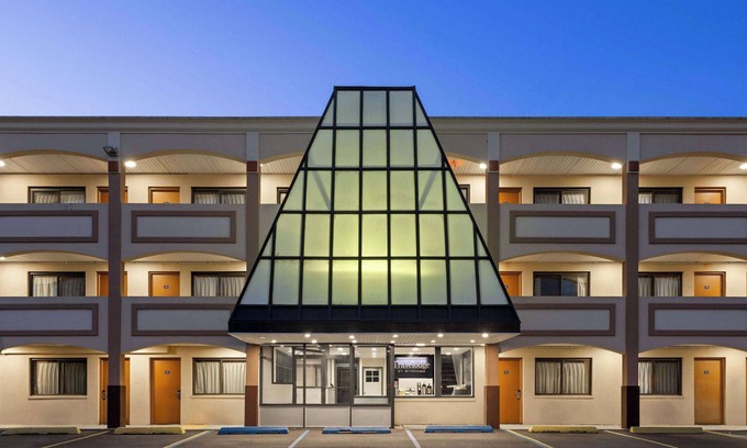 Manhasset Hotel | Travelodge by Wyndham Manhasset