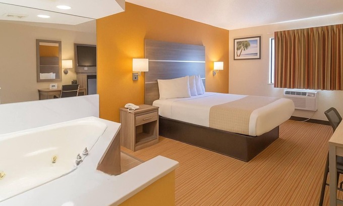 Muskegon Heights Hotel | Travelodge by Wyndham Muskegon