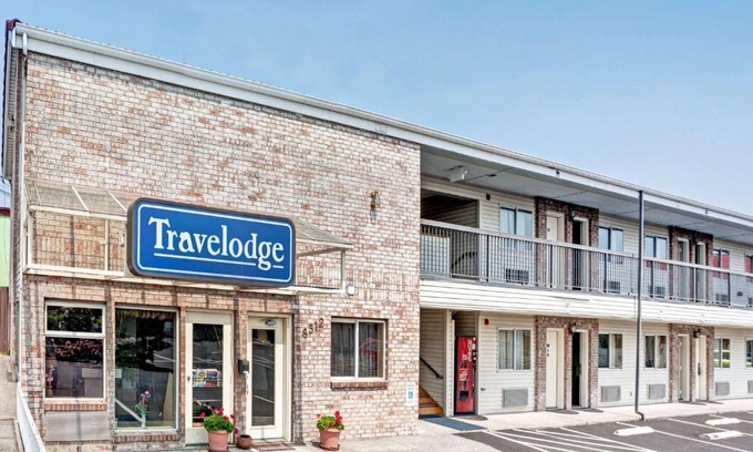 Licton Springs Hotel | Travelodge by Wyndham Seattle North of Downtown