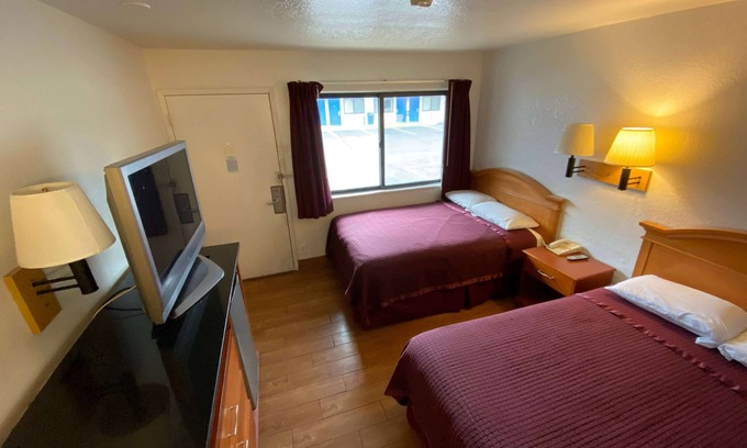 Alpine Center Hotel | Travelodge by Wyndham Grand Rapids North