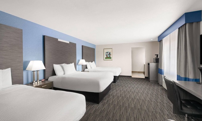 Anaheim Resort Hotel | Travelodge Inn & Suites by Wyndham Anaheim on Disneyland Dr