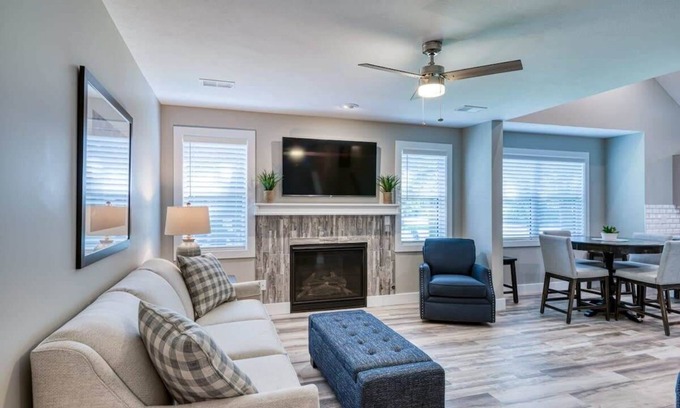 Greilickville Condominio | Traverse City's West Bay Getaway - Dog Friendly!