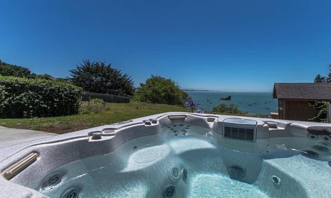 Trinidad Casa | Treasure Cove ~ Ocean Views From Bañera de hidromasaje, en la ciudad, a pie de playa, ping-pong!
