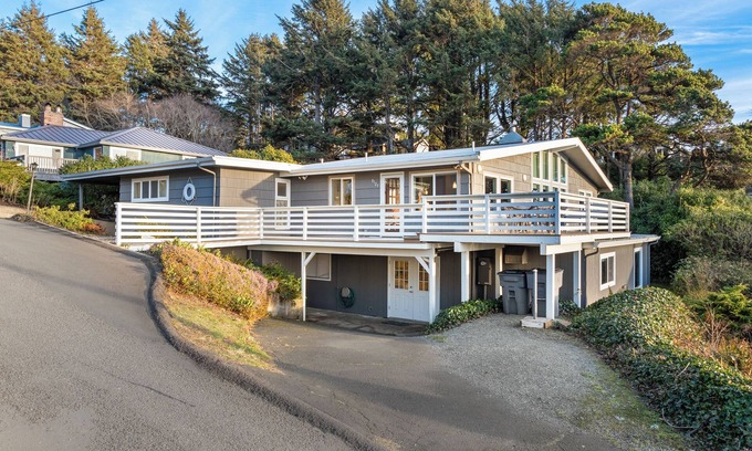 Neahkahnie Beach Casa | Treasure Rocks-Charming 6 bedroom/3 bath oceanview Beach Retreat in Manzanita