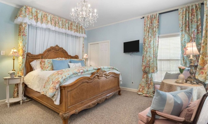 Fort Smith Casa | Treasured Mist suite with king size bed, smart tv/wifi, game room, and much more