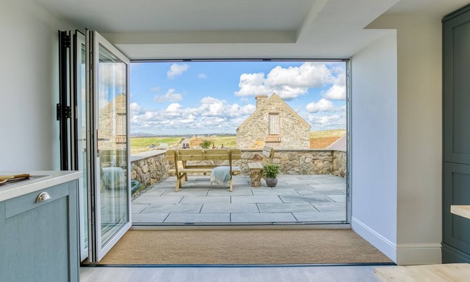 Ty Croes Cabaña | Trecastell - sleeps 8 guests in 4 bedrooms