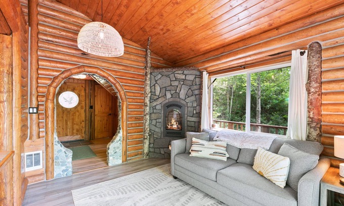 Gold Bar Cabina | Tree Frog Terrace - mountain trail w/ views, river access, 4+pets