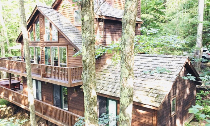 Davis Casa | Tree House, Hot Tub, Cozy ,Wifi, Secluded, Serene,View, Central Location