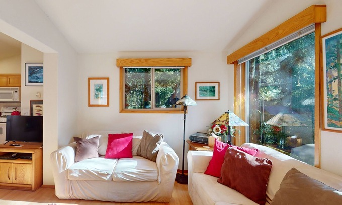 Brookings Cabina | Tree-lined cabin with studio & gorgeous decks, just up from Whaleshead Beach