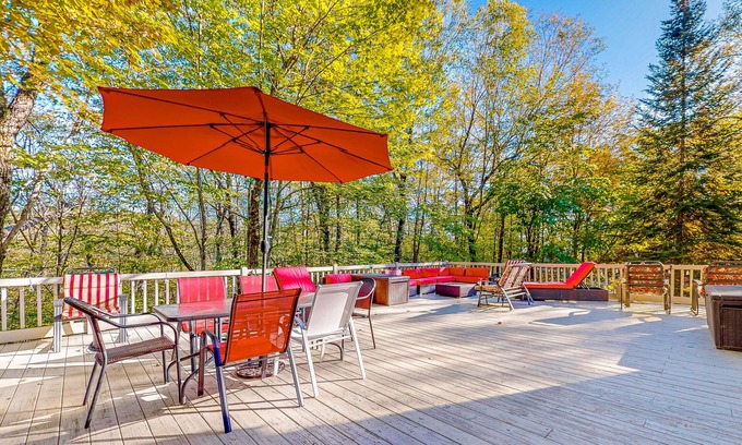 Eidelweiss Village Casa | Tree-lined, dog-friendly house with WiFi & expansive deck - walk to a lake beach